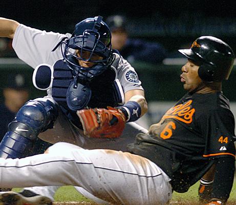 Melvin Mora wears #44 on his sleeve, 2006